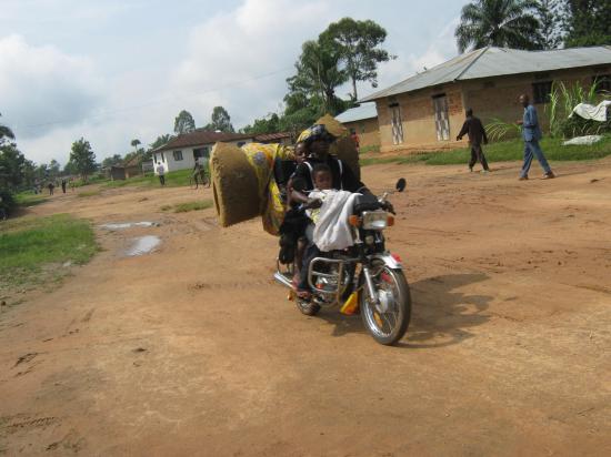 Un déplacé par moto