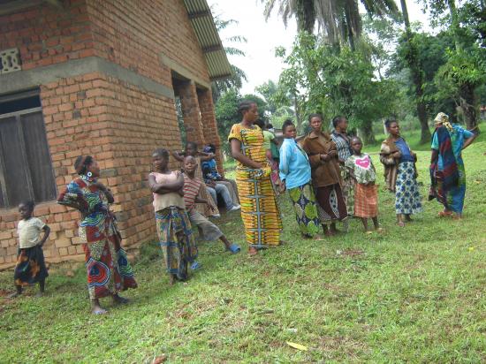 Femmes et enfants déplacés de guerre à Oicha