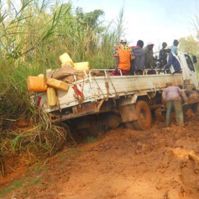 Camion en souffrance sur la route de Gina (Ituri)