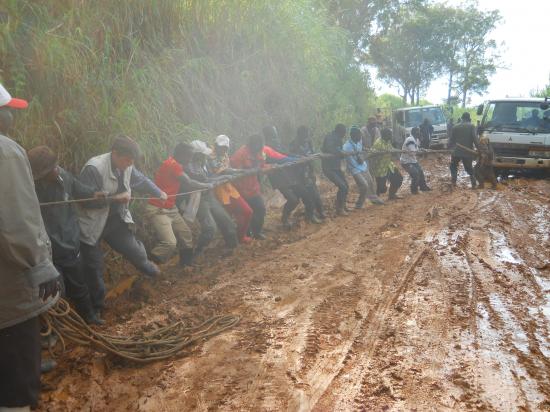Camion dans la boue sur la route Bunia-Mahagi
